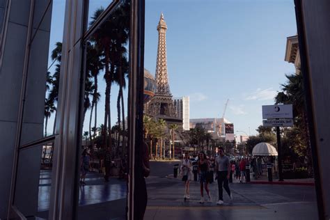 Las Vegas Suffers as Nevada Economy Droops, Costing Jobs - The New York ...