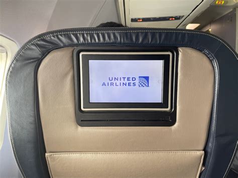 Review: United Airlines 737-700 Business Class - Live and Let's Fly