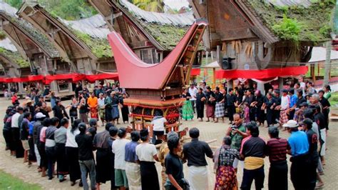 Tradisi Pemakaman Mewah di Toraja. Haruskah Dipertahankan? - Ilmu ...