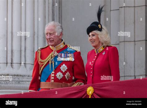 The British King and Queen on the Buckingham Palace balcony to watch ...