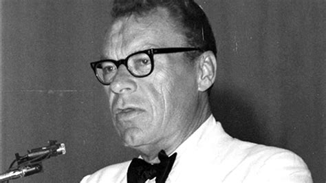 Earl Nightingale – The Strangest Secret - Viral Novelty