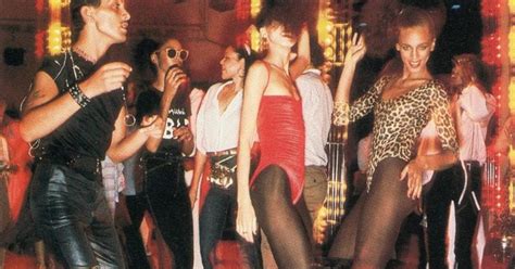 29 Stunning Photos of Dancefloor Styles That Defined the '70s Disco Fashion ~ vintage everyday