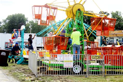 Workers set up County Fair rides | News, Sports, Jobs - The Review