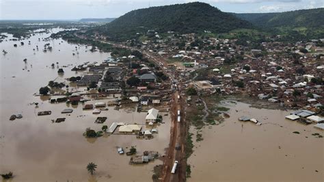 Nigeria Floods Kill Hundreds and Displace Over a Million - The New York Times