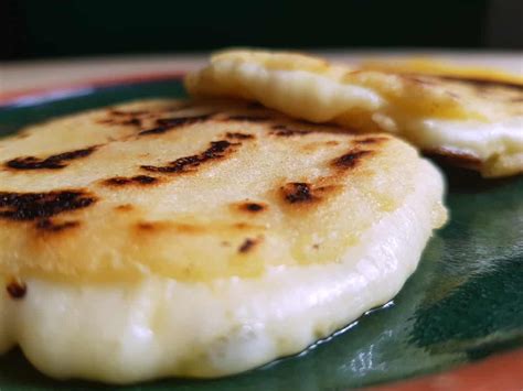 Arepas de Queso Colombianas (Cheese-Stuffed Corn Cakes)