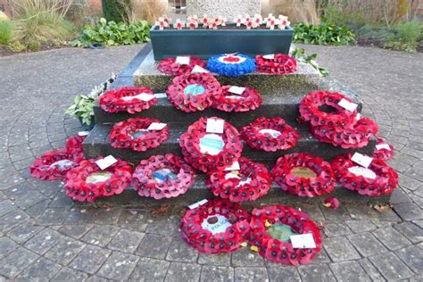 Poppy wreaths © Philip Halling cc-by-sa/2.0 :: Geograph Britain and Ireland