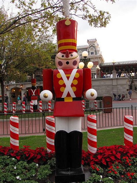 Magic Kingdom - Christmas Decorations | Disney very merry christmas ...