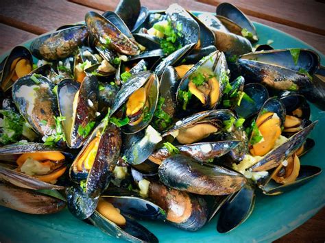 GARLIC BUTTER MUSSELS - Dish off the Block