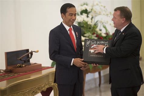 Jokowi redeems Metallica double-LP set from KPK - National - The Jakarta Post