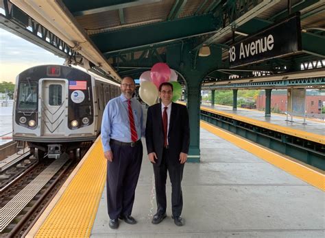 F Express Train Makes First Trips in Brooklyn | Hamodia.com