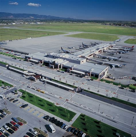 Colorado Springs Airport to offer free parking for holiday travel ...