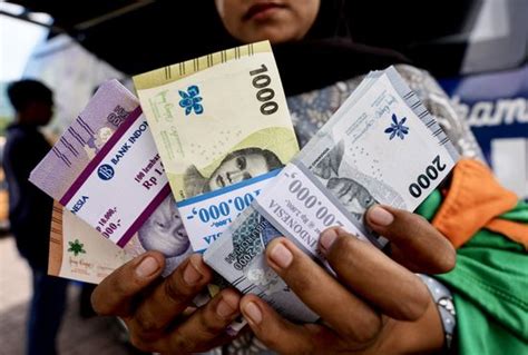 Women Show Small Rupiah Denominations Drive Editorial Stock Photo ...