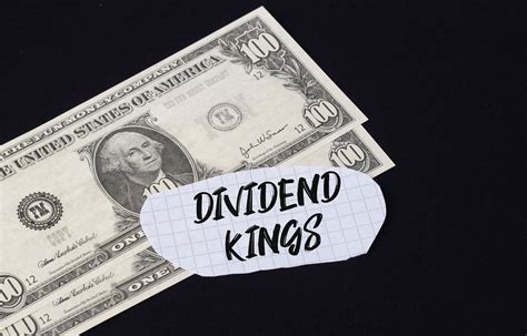 Dividend ETF text and dollar banknotes - Creative Commons Bilder