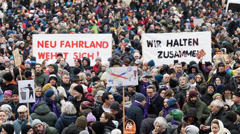 Nach AfD-Geheimtreffen - Zehntausende Menschen bei Demo gegen Rechts