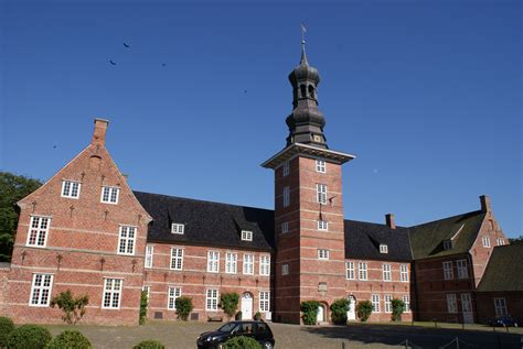 File:Schloss vor Husum, Hof II.JPG