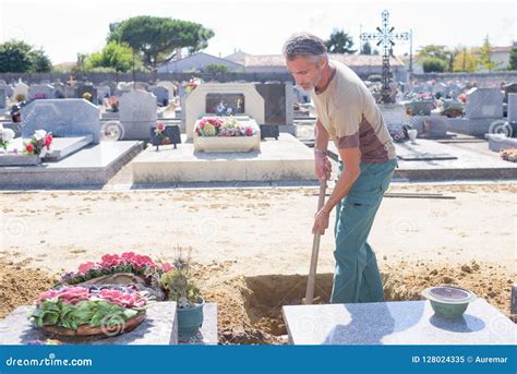 Man Digging Grave in Cemetary Stock Image - Image of spade, tomb: 128024335