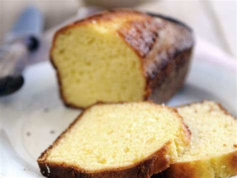 Sugar free Lemon drizzle cake Recipe | EatSmarter