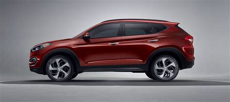 L'extérieur de la Hyundai Tucson rouge 2017 CUV avec les détails argents et la fenêtre teintée