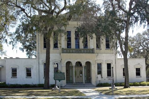 Photo: Old Clay County Courthouse and Marker