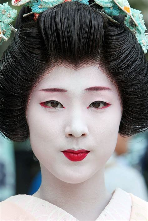 Traditional Japanese Makeup Look, East Asian Bridal Makeup ...