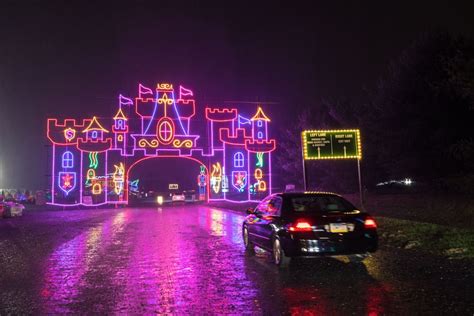 Driving Through the Incredible Holiday Light Show at Shady Brook Farm ...