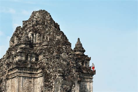 Caretaker Cleaning Candi Kalasan | Location: Kalibening, Tir… | Flickr