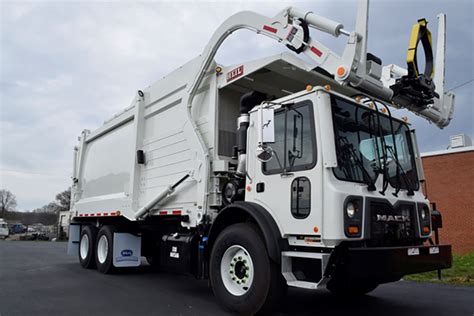 Heil® Truck Half/Pack® Commercial Front Load Garbage Truck With Odyssey™ Hydraulic Controls | Heil