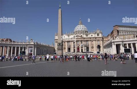 4K Vatican Rome Saint Peter's Square Crowd People Tourists St Peter's ...