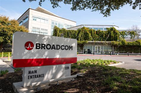 Broadcom (AVGO) Gives Bullish Outlook, Citing Data-Center Chip Demand - Bloomberg