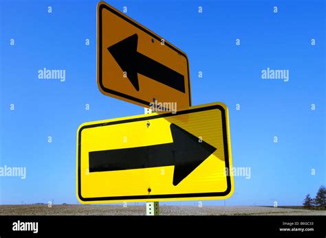 Flèches directionnelles sur la signalisation routière sur une route rurale Photo Stock - Alamy