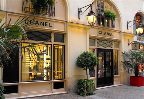 File:Chanel store, Paris 2009 001.jpg - Wikimedia Commons