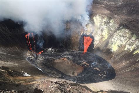 Lava lake forms after volcano eruption in Hawaii | Daily Sabah