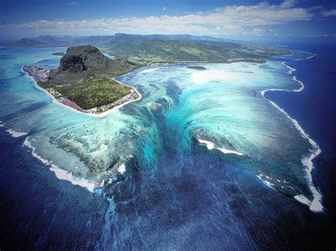 How an "underwater waterfall" came to exist on Mauritius - Big Think