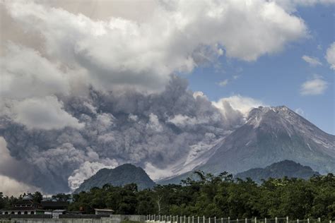 Indonesia's Mount Merapi volcano erupts, spewing hot clouds, lava | Daily Sabah