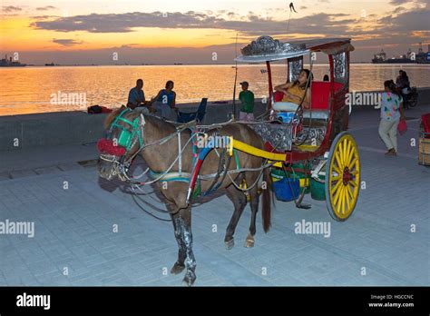 Kalesa at Manila Bay at sunset, Philippines Stock Photo - Alamy