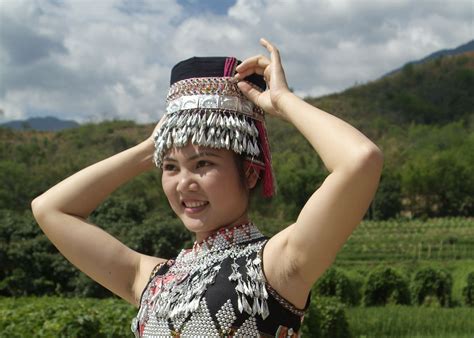 Stepping into Damuyu The headwear of girls in Daiya(a branch of Huayao Dai people) | Chinese ...