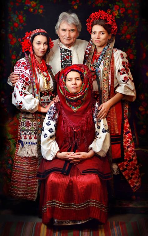 Ucraina #ukraina #traditional #costume #family #folk Folk Fashion, Ethnic Fashion, Vintage ...