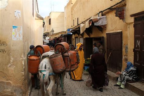 Navigating the Mazy Medina in Fez, Morocco - Jonistravelling