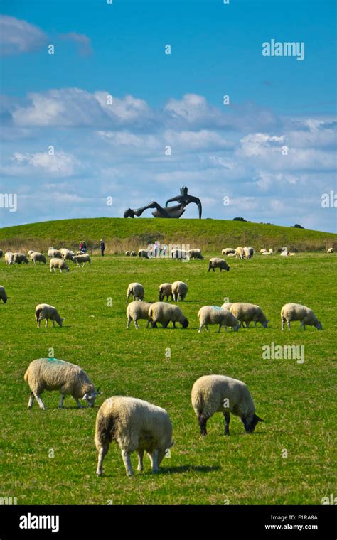 Henry Moore Sculpture Large reclining figure 1984 Stock Photo - Alamy