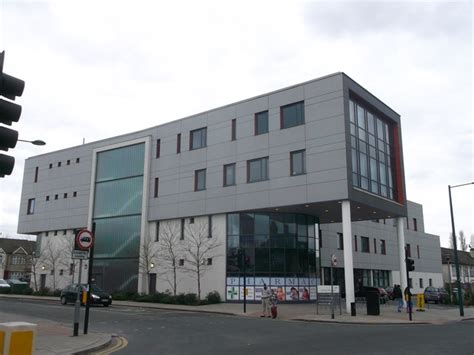 Loxford Polyclinic, Ilford © David Anstiss cc-by-sa/2.0 :: Geograph ...