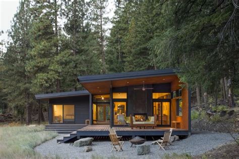 Passive solar cabin embraces a dramatic Washington landscape