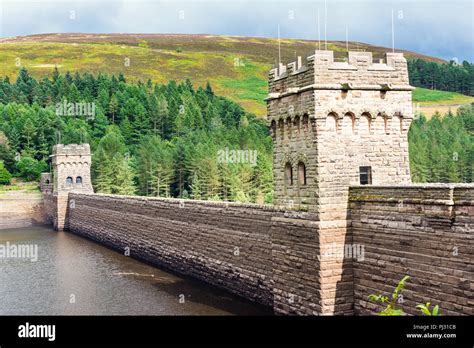 View of Derwent Dam and Reservoir, Upper Derwent Valley, Peak District ...