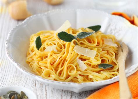 Tagliolini con crema di zucca profumata alla salvia | La tana del coniglio