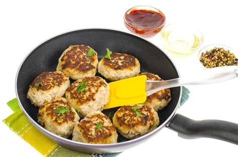 Pan with fried meat patties on white plate 5432710 Stock Photo at Vecteezy