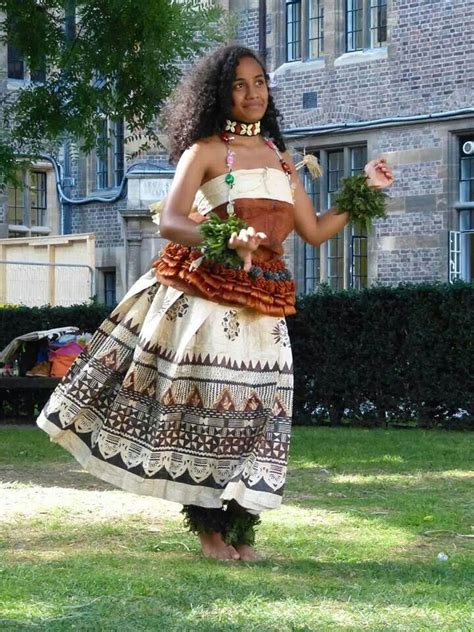 Fiji costume | Fiji clothing, Traditional outfits, Traditional dresses