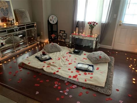 Indoor romantic picnic in 2021 | Romantic picnics, Romantic dinner decoration, Romantic room ...