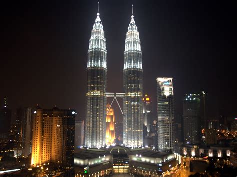 Ficheiro:Petronas Towers Night.jpg - Wikipedia, a enciclopedia libre