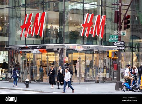 People shopping on Fifth Avenue outside the H&M store, 5th Avenue, New York city USA Stock Photo ...