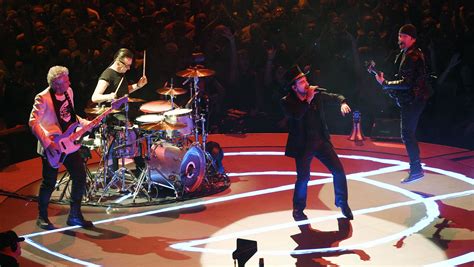 Fresh U2 embraces the present in concert, still plays greatest hits