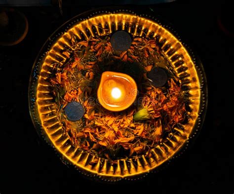 AARTI KI THALI DURANTE PUJA|| DIWALI PUJA|| DIYA Imagen de archivo - Imagen de india, patna ...